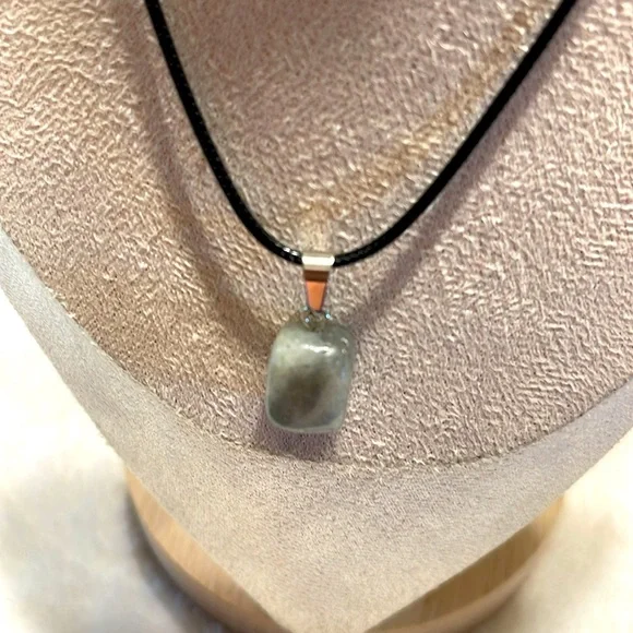 Elegant Black and Silver labradorite stone Pendant Necklace - Picture 2 of 5